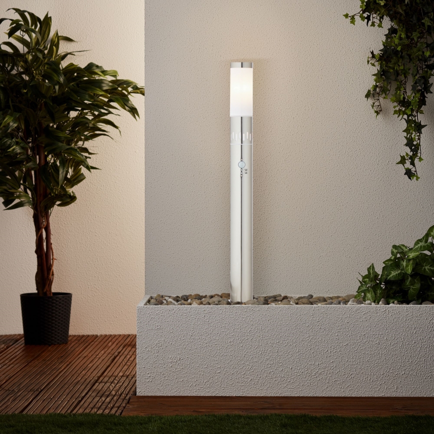 Brilliant - LED Spoljašnja lampa sa senzorom LEIGH LED/0,9W/230V + 1xE27/11W 80 cm IP44 sjajni krom