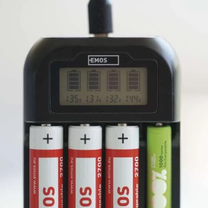Punjač za baterije sa LCD ekranom 4xAA/AAA 5V