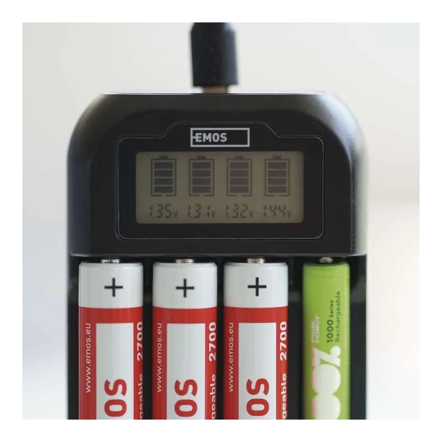 Punjač za baterije sa LCD ekranom 4xAA/AAA 5V