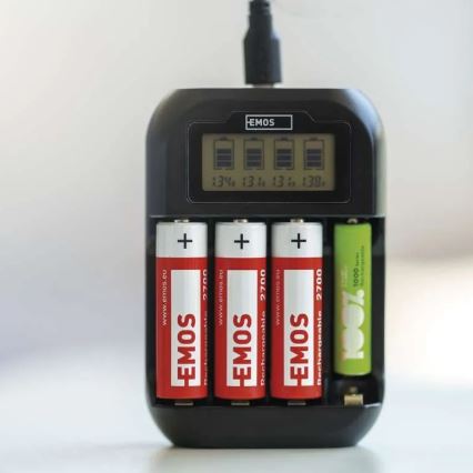 Punjač za baterije sa LCD ekranom 4xAA/AAA 5V