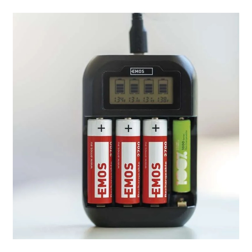 Punjač za baterije sa LCD ekranom 4xAA/AAA 5V