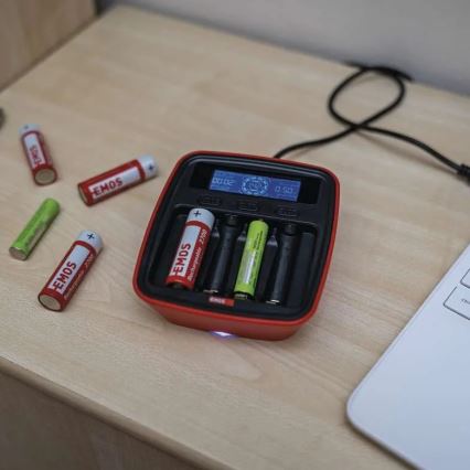 Punjač za baterije sa LCD ekranom 4xAA/AAA 5V