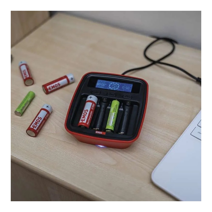 Punjač za baterije sa LCD ekranom 4xAA/AAA 5V