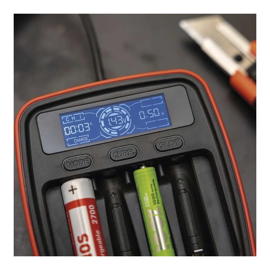 Punjač za baterije sa LCD ekranom 4xAA/AAA 5V