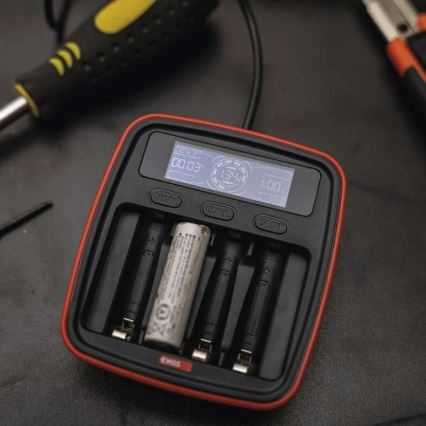 Punjač za baterije sa LCD ekranom 4xAA/AAA 5V