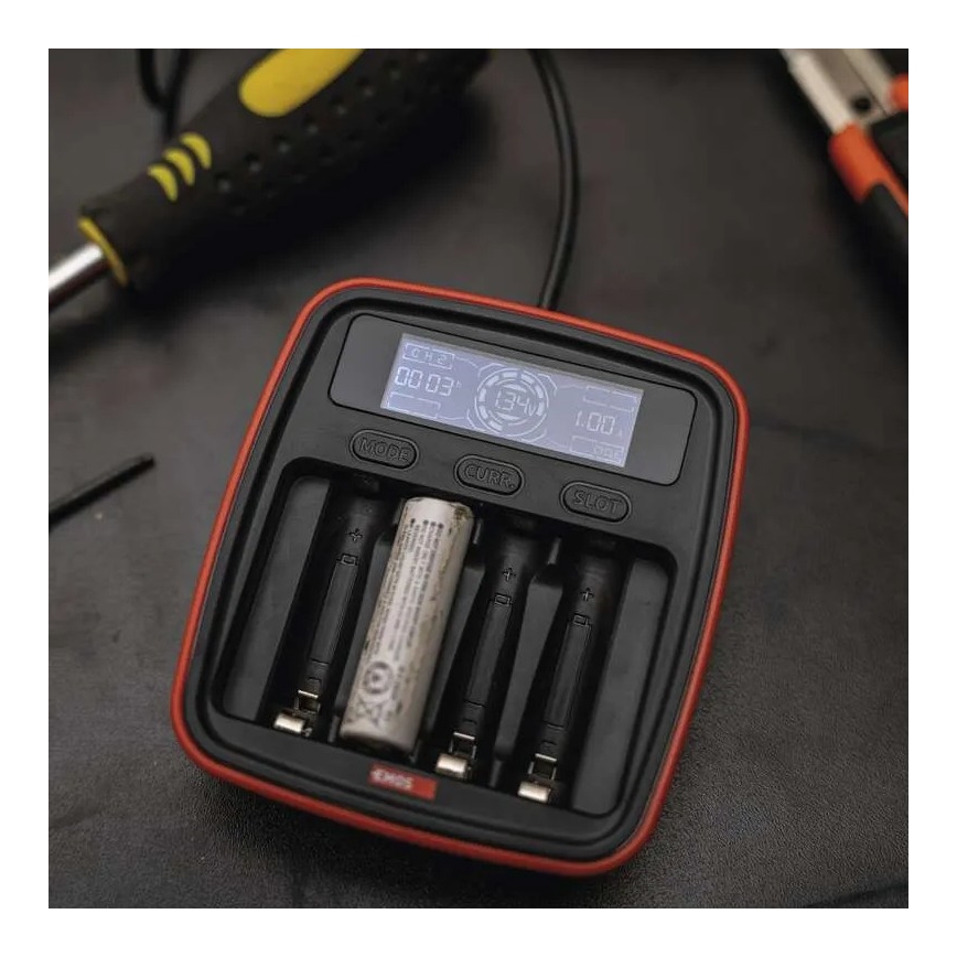 Punjač za baterije sa LCD ekranom 4xAA/AAA 5V