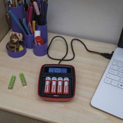 Punjač za baterije sa LCD ekranom 4xAA/AAA 5V