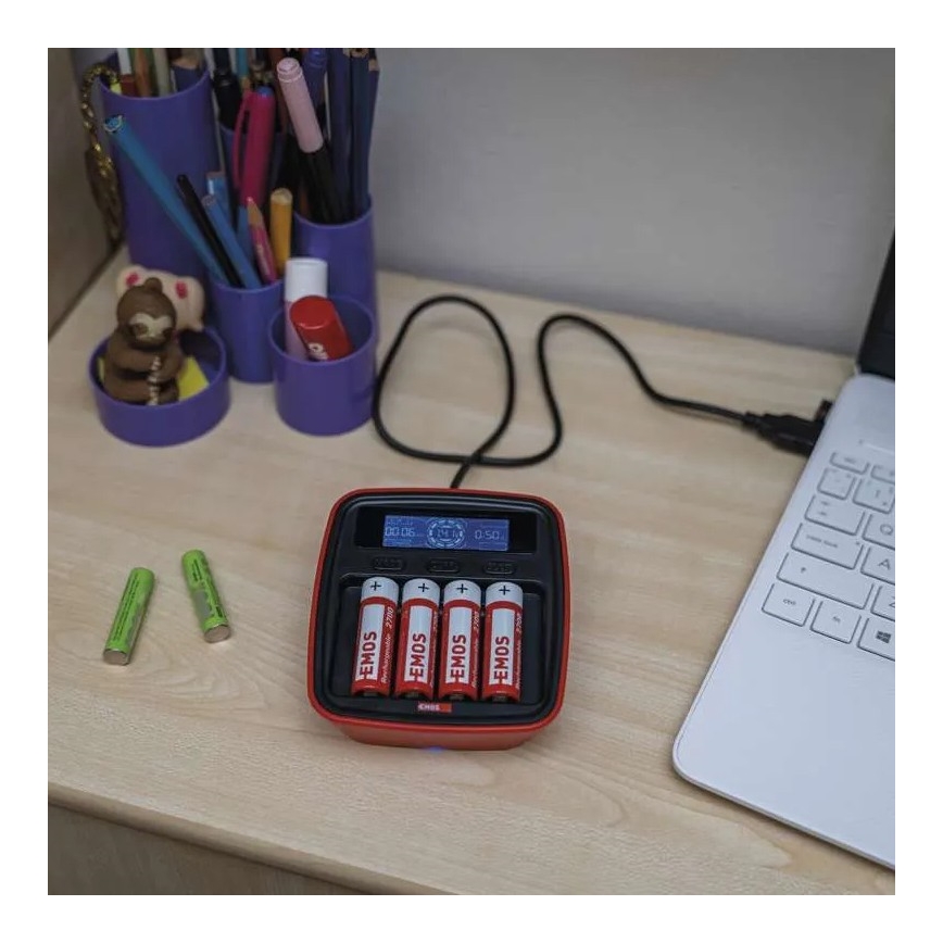 Punjač za baterije sa LCD ekranom 4xAA/AAA 5V