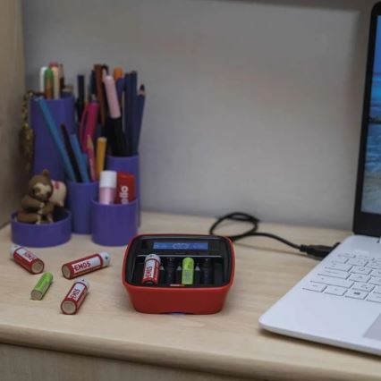 Punjač za baterije sa LCD ekranom 4xAA/AAA 5V