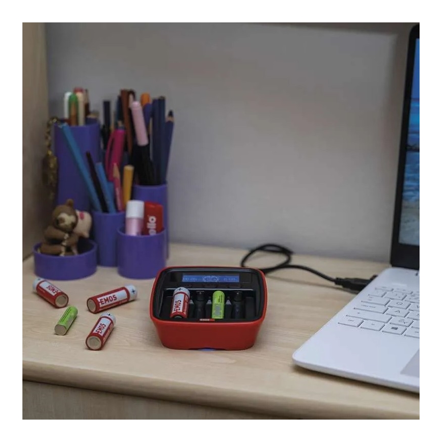 Punjač za baterije sa LCD ekranom 4xAA/AAA 5V