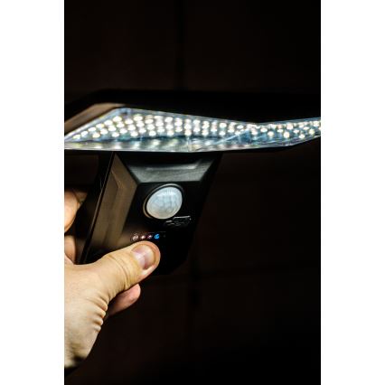 LED Solarna zidna lampa sa senzorom LED/2,6W/5,5V IP65 1800 mAh crno