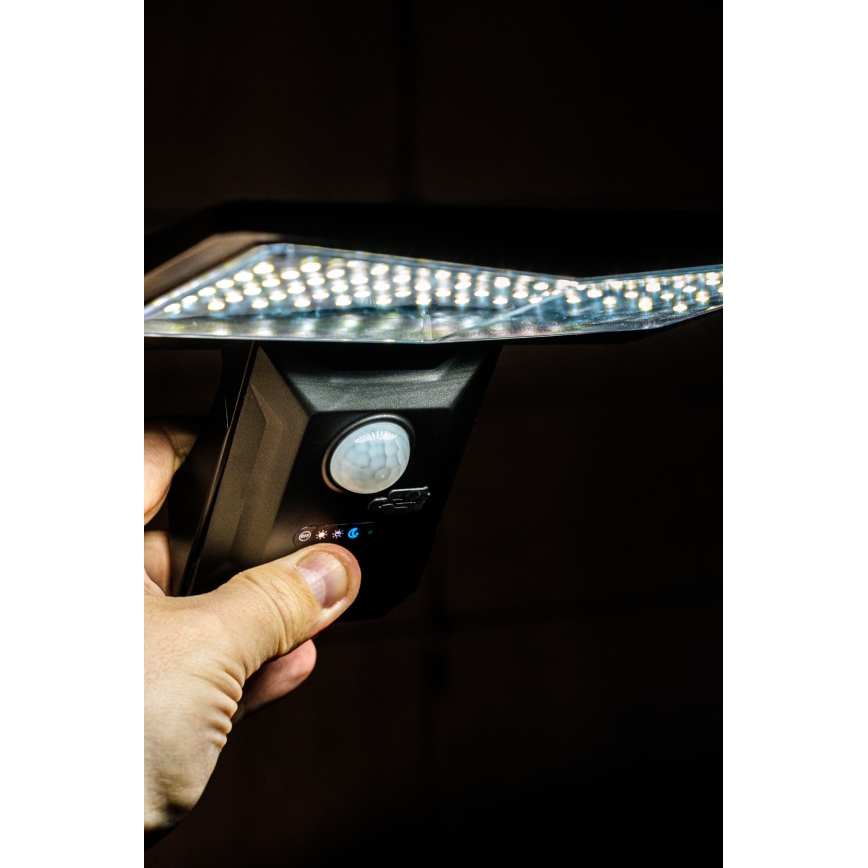 LED Solarna zidna lampa sa senzorom LED/2,6W/5,5V IP65 1800 mAh crno