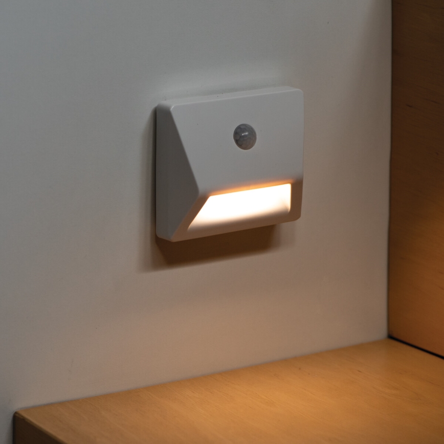 Kanlux 37392 - LED Ugradbena lampa sa senzorom za pokret i dan/noć IRS LED/0,3W/3xAAA IP54 bela