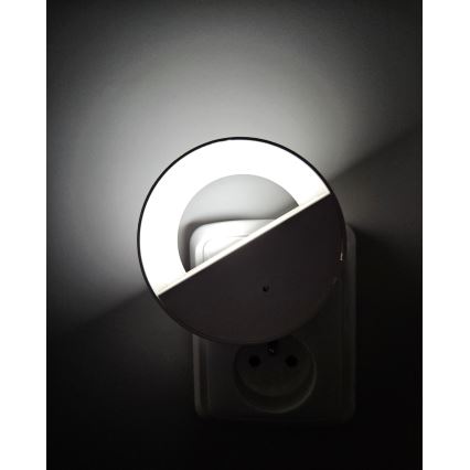 LED Noćno svetlo sa senzorom za dan/noć LED/0,5W/230V bela