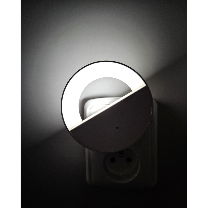 LED Noćno svetlo sa senzorom za dan/noć LED/0,5W/230V bela