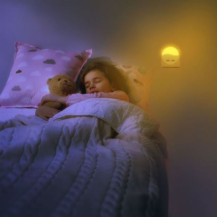 LED Noćno svetlo za utičnicu sa senzorom za dan/noć 2xUSB LED/0,45W/230V 3000K