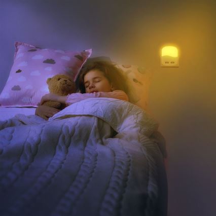 LED Noćno svetlo za utičnicu sa senzorom za dan/noć 2xUSB LED/0,45W/230V 3000K