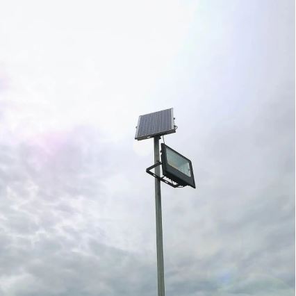 LED Prigušivi solarni reflektor LED/20W/6,4V 4000K IP65 + Daljinski upravljač