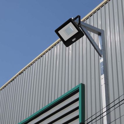 LED Reflektor sa senzorom LED/50W/230V 4000K IP65 crno