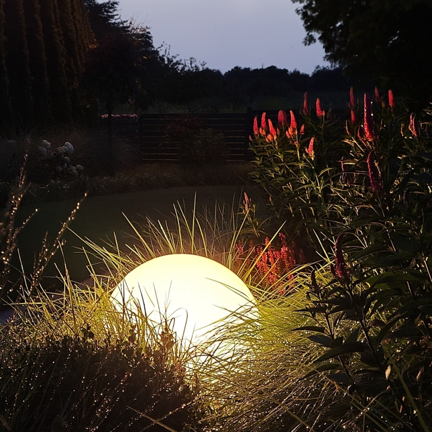 LED RGB Prigušiva vanjska lampa GLOBO 1xE27/8,5W/230V pr. 30 cm IP44 + Daljinski upravljač