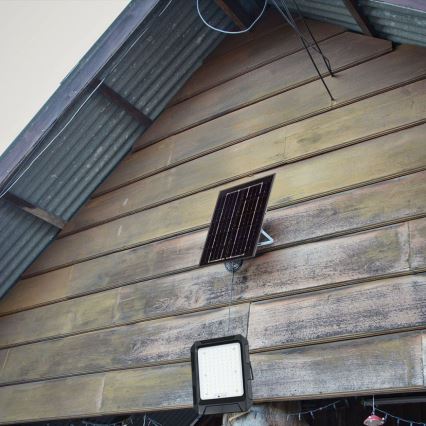 LED Solarni reflektor LED/15W/3,7V IP65 4000K crno + Daljinski upravljač
