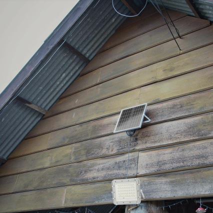 LED Spoljašnji prigušivi solarni reflektor LED/6W/3,2V IP65 4000K bela + Daljinski upravljač