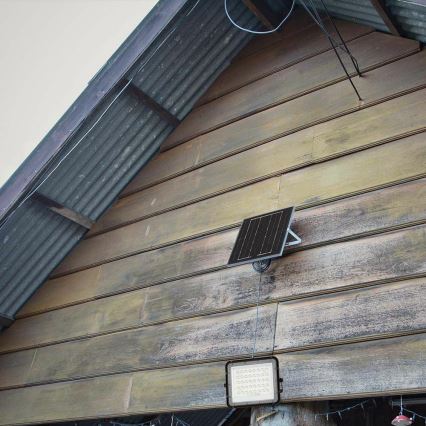 LED Spoljašnji prigušivi solarni reflektor LED/6W/3,2V IP65 4000K crno + Daljinski upravljač