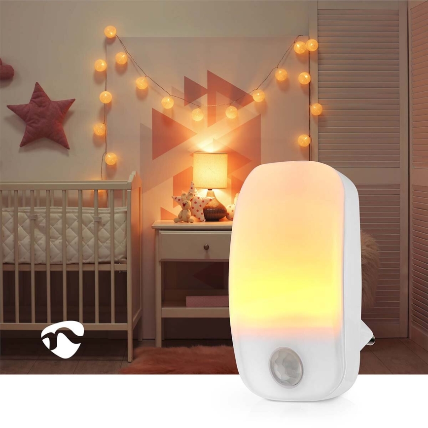 LED Orijentacijska lampa sa senzorom pokreta i sumraka za utičnicu LED/0,55W/230V bela