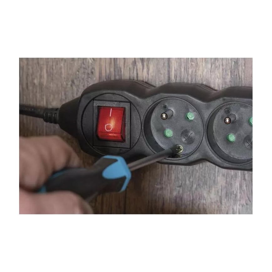 Produžni kabl sa prekidačem, 4 utičnice, 5 m, crne boje