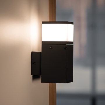 Spoljašnja zidna lampa sa utičnicom DASTEN 1xG9/11W/230V IP44 crno