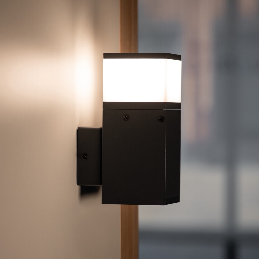 Spoljašnja zidna lampa sa utičnicom DASTEN 1xG9/11W/230V IP44 crno